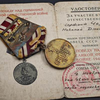 4月26日结束，成斌徽章钱币精品场 苏联战胜日本奖章附证书跟上面同一人