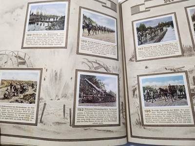 南水社第5次拍卖  魏玛德国时期 稀少第一次世界大战专题香烟卡收藏册《Der Weltkrieg》（《世界大战》） 全册完整无缺保持完好 德累斯顿“Cigaretten-Bilderdienst Dresden”官方发行 全套彩色烟卡 含战场场景、武器装备、各国军队、政治人物及战争地图 附完整文字说明 