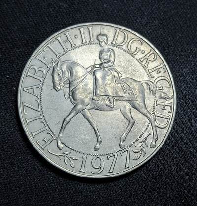 外国优质老铜币纪念币银币专场，周六晚上九点倒数截拍，满百包邮，节前出差在外，5月3日统一发货,可寄存半年，喜欢朋友微信扫描二维码可直接参拍 英国1977年伊丽莎白二世登基 25 周年25 便士克朗型纪念币直径38.5mm，重28.5g。正面为女王骑马像，背面为代表圣灵的鹰与圣餐盘图案，是英国王室庆典系列纪念币的经典代表。