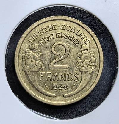 外国优质老铜币纪念币银币专场，周六晚上九点倒数截拍，满百包邮，节前出差在外，5月3日统一发货,可寄存半年，喜欢朋友微信扫描二维码可直接参拍 法国第三共和国1939年2法郎铜币，由雕刻师莫隆（Morlon）设计。币面 “自由女神像” 与 “自由、平等、博爱” 格言，是法国共和政体的经典象征，也是二战爆发前法国的流通货币。