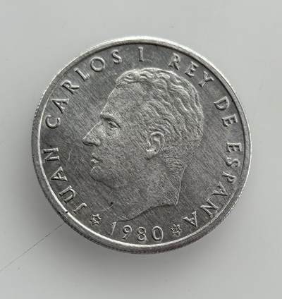 外国优质老铜币纪念币银币专场，周六晚上九点倒数截拍，满百包邮，节前出差在外，5月3日统一发货,可寄存半年，喜欢朋友微信扫描二维码可直接参拍 欧洲老藏家币藏-西班牙胡安・卡洛斯一世1980年世界杯50分纪念币，为 1982 年世界杯主题纪念版，是西班牙民主化后迎接重大国际赛事的见证。
