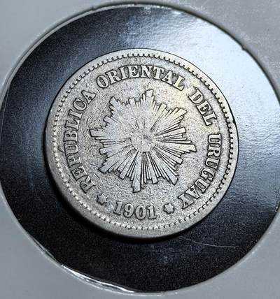 外国优质老铜币纪念币银币专场，周六晚上九点倒数截拍，满百包邮，节前出差在外，5月3日统一发货,可寄存半年，喜欢朋友微信扫描二维码可直接参拍 乌拉圭1901年5分，币面的 “五月太阳” 象征国家独立，周边稻穗饰纹体现农业经济。它见证了 20 世纪初乌拉圭共和国稳定发展的货币体系。