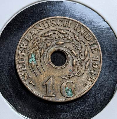 外国优质老铜币纪念币银币专场，周六晚上九点倒数截拍，满百包邮，节前出差在外，5月3日统一发货,可寄存半年，喜欢朋友微信扫描二维码可直接参拍 荷属东印度1945年1 分铜币，中心圆孔设计，正面荷兰文、背面爪哇文，是荷兰殖民统治末期的货币，见证了二战后印尼独立前夕的过渡阶段。