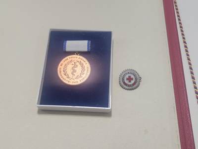 南水社第5次拍卖   东德卫生系统 Gerda Schmidt 红十字忠诚服务与社会主义劳动积极分子证书证书奖章一套 是上面那位得主的妻子