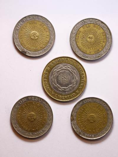 观钱 近现代机制币拍卖No.010（全场顺丰包邮，不区分偏远地区，本场5月5日开始发货）  阿根廷 “五月太阳” 系列双色流通币一组（含 1 比索 / 2 比索）