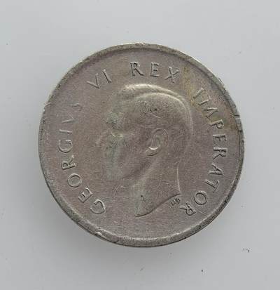 外国优质老铜币纪念币银币专场，周六晚上九点倒数截拍，满百包邮，节前出差在外，5月3日统一发货,可寄存半年，喜欢朋友微信扫描二维码可直接参拍 南非1939年乔治六世 3 便士银币，正面为英王头像，背面刻有南非国花帝王花，是二战前夕英属南非联邦的流通货币，见证了南非的殖民历史。