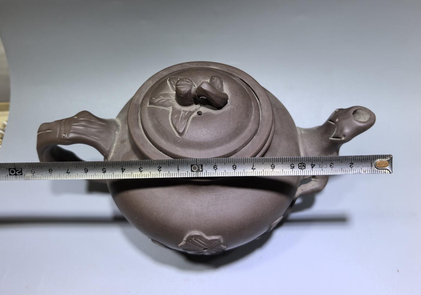 旧藏老紫泥梅桩紫砂壶，精选原矿紫泥，质地温润细腻，自带岁月沉淀的包浆质感。壶身以梅桩为形，壶嘴、壶把、盖钮皆塑为梅枝，壶身贴塑梅花纹饰，线条简练生动，尽显梅的傲骨清韵。器型饱满周正，出水流畅，是兼具实用与收藏价值的文玩茶器。