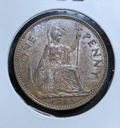 外国优质老铜币纪念币银币专场，周六晚上九点倒数截拍，满百包邮，节前出差在外，5月3日统一发货,可寄存半年，喜欢朋友微信扫描二维码可直接参拍 带点光英国1965年伊丽莎白二世 1 便士铜币，也是旧英镑币制下的末代便士之一。币面为女王年轻肖像，背面是不列颠女神坐像，发行仅 3 年后，英国就推行了十进制货币改革，因此它是旧币制的重要见证。