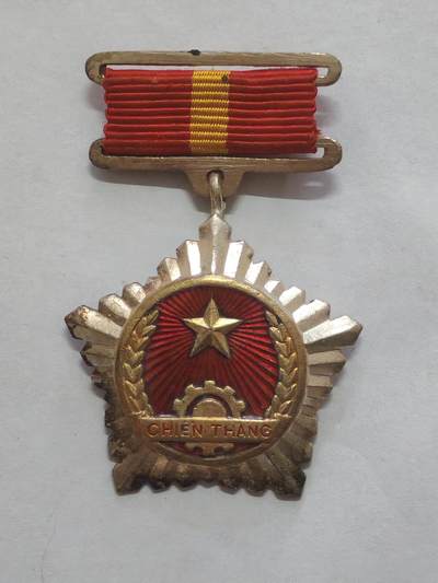 韵星假日军品类拍卖第56期  -- Rimey Holidays Militaria Auction 56 越南民主共和国法越战争独立战争时期一级战胜奖章 白铜好品 极早期产品 为数不多有珐琅的越南章