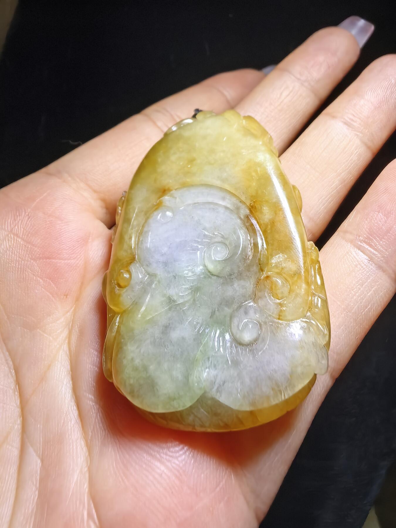 精选天然黄翡龙牌，色泽温润如蜜，通透莹亮。整料随形巧雕，龙纹苍劲灵动，盘曲间尽展威严；背面如意纹饰，线条流畅，寓意顺遂安康。黄翡为“金”，龙主祥瑞，金运与贵气相融，是随身护佑的雅器，亦是收藏赏玩的佳选。5.2cm*3.5cm*1.3cm