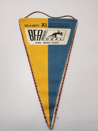 南水社第5次拍卖  1977年卡尔-马克思城国际马拉松赛马拉松冠军瓦尔德马尔·西尔平斯基官方纪念锦旗，带两届奥运冠军本人及传奇游泳名将罗兰·马特斯、功勋教练塔德乌什·佩卡拉亲笔签名，为1977年卡尔-马克思城国际马拉松赛官方纪念品