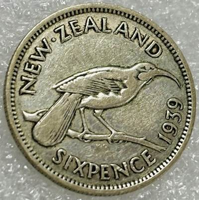 文馨钱币收藏第 302 场，国外回流老铜币，中东阿拉伯地区，拉美等国货币，30 号 1 号二连拍，长期接代拍业务，预计 4 月 4-5 号发货 1939 年英属新西兰乔治六世6 便士银币，2.8 克 500 银