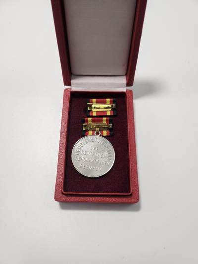 南水社第5次拍卖  东德（DDR）国家功绩奖章原盒原品 带略章 章体完好 实拍如图