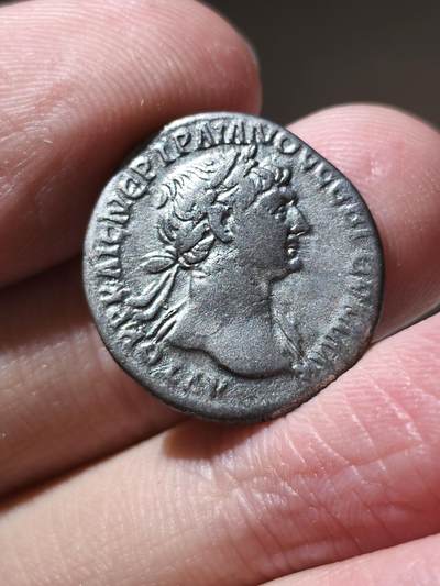 星盘世界钱币 5.2年度精品币大拍 一周年抽奖活动 罗马帝国 公元98-117年 图拉真 卡帕多西亚行省 一德拉克马银币 少见好品，带银光，磨损很少  正面为图拉真头戴桂冠面右侧像