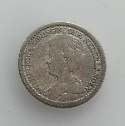 外国优质老铜币纪念币银币专场，周六晚上九点倒数截拍，满百包邮，节前出差在外，5月3日统一发货,可寄存半年，喜欢朋友微信扫描二维码可直接参拍 荷兰威廉明娜女王1919年25分银币，是一战刚结束时发行的货币，见证了女王在位期间荷兰的社会经济状况。