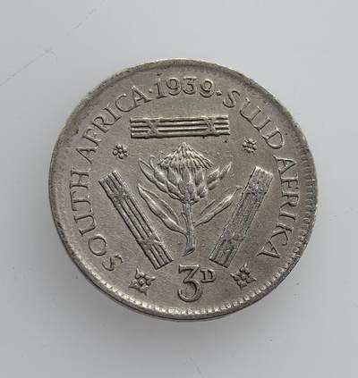 外国优质老铜币纪念币银币专场，周六晚上九点倒数截拍，满百包邮，节前出差在外，5月3日统一发货,可寄存半年，喜欢朋友微信扫描二维码可直接参拍 南非1939年乔治六世 3 便士银币，正面为英王头像，背面刻有南非国花帝王花，是二战前夕英属南非联邦的流通货币，见证了南非的殖民历史。