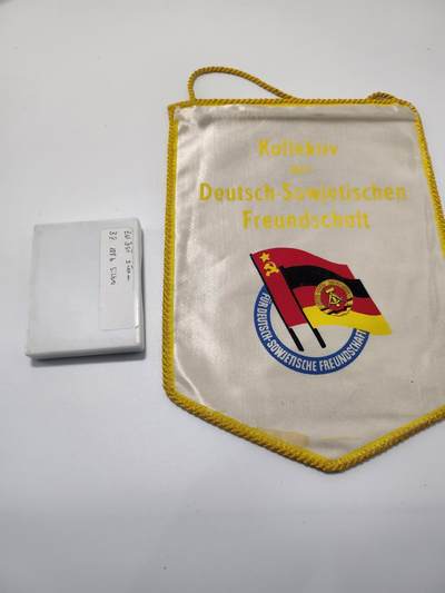 南水社第5次拍卖  东德（DDR）德苏友好协会（DSF）纪念套装（锦旗+银级纪念章徽章一对+原盒） 实拍如图