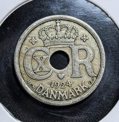外国优质老铜币纪念币银币专场，周六晚上九点倒数截拍，满百包邮，节前出差在外，5月3日统一发货,可寄存半年，喜欢朋友微信扫描二维码可直接参拍 丹麦克里斯蒂安十世1924 年25 欧尔，币面中央圆孔与国王花押字 “CX R” 是典型特征，发行于一战后丹麦经济恢复阶段，是丹麦现代货币体系的见证。