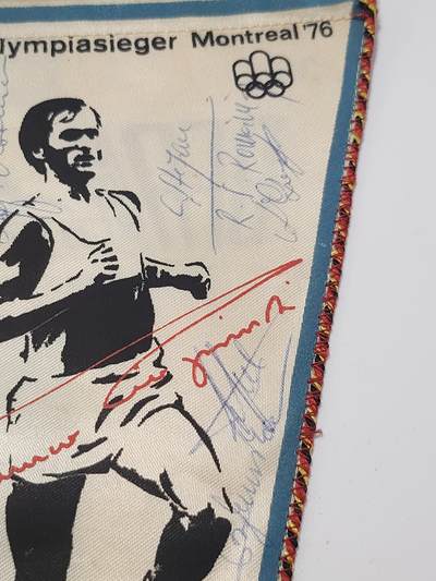 南水社第5次拍卖  1977年卡尔-马克思城国际马拉松赛马拉松冠军瓦尔德马尔·西尔平斯基官方纪念锦旗，带两届奥运冠军本人及传奇游泳名将罗兰·马特斯、功勋教练塔德乌什·佩卡拉亲笔签名，为1977年卡尔-马克思城国际马拉松赛官方纪念品