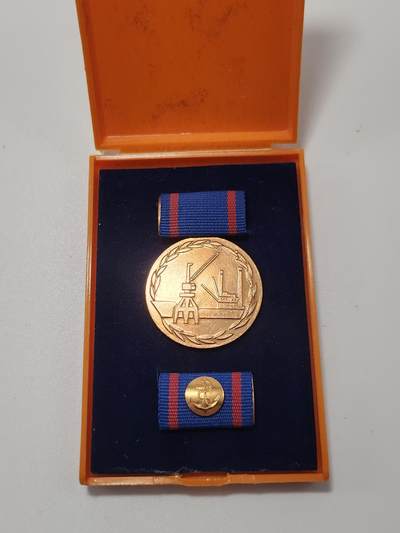 南水社第5次拍卖  东德（DDR）海运经济功绩奖章：东德国营企业“普拉韦马生产 原盒原品 带略章 章体完好 实拍如图