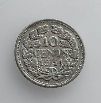 外国优质老铜币纪念币银币专场，周六晚上九点倒数截拍，满百包邮，节前出差在外，5月3日统一发货,可寄存半年，喜欢朋友微信扫描二维码可直接参拍 荷兰威廉明娜女王1941年10分银币，是二战荷兰被占领前夕的最后一批流通银币，见证了荷兰被纳粹占领前的特殊历史时刻。