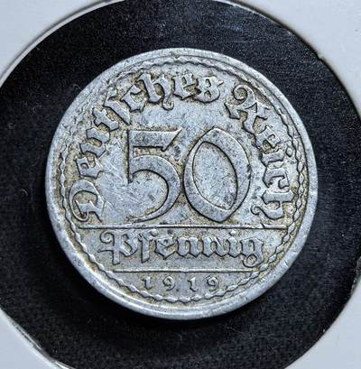 外国优质老铜币纪念币银币专场，周六晚上九点倒数截拍，满百包邮，节前出差在外，5月3日统一发货,可寄存半年，喜欢朋友微信扫描二维码可直接参拍 小特年特版德国魏玛共和国1919年50芬尼J版，正值恶性通胀初期，背面麦穗与谚语象征农耕传统，是一战后经济崩溃、货币贬值的直接见证。