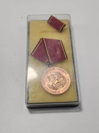 南水社第5次拍卖  东德人民军 铜级功绩奖章 原盒原品 章体完好 如图