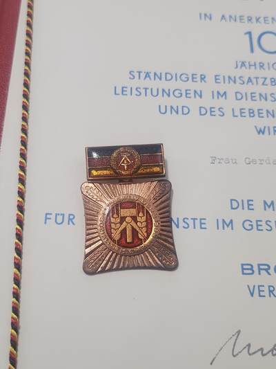 南水社第5次拍卖   东德卫生系统 Gerda Schmidt 红十字忠诚服务与社会主义劳动积极分子证书证书奖章一套 是上面那位得主的妻子