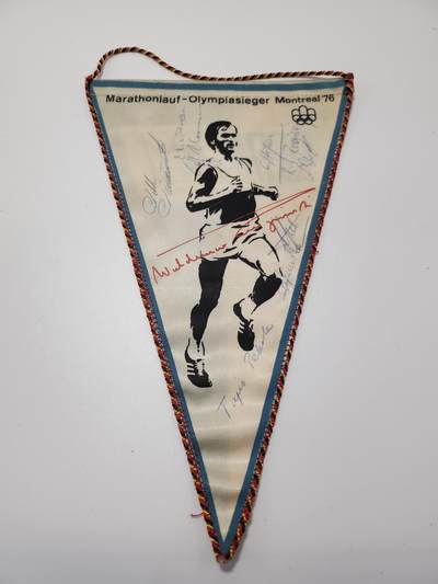 南水社第5次拍卖  1977年卡尔-马克思城国际马拉松赛马拉松冠军瓦尔德马尔·西尔平斯基官方纪念锦旗，带两届奥运冠军本人及传奇游泳名将罗兰·马特斯、功勋教练塔德乌什·佩卡拉亲笔签名，为1977年卡尔-马克思城国际马拉松赛官方纪念品