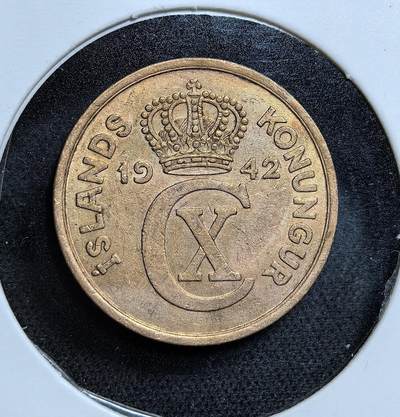 外国优质老铜币纪念币银币专场，周六晚上九点倒数截拍，满百包邮，节前出差在外，5月3日统一发货,可寄存半年，喜欢朋友微信扫描二维码可直接参拍 冰岛1942年5奥拉铜币，1940 年丹麦被德国占领，冰岛趁机于 1944 年脱离丹麦独立，此币是联合统治末期的典型货币，见证了冰岛从丹麦自治到独立的历史转折。