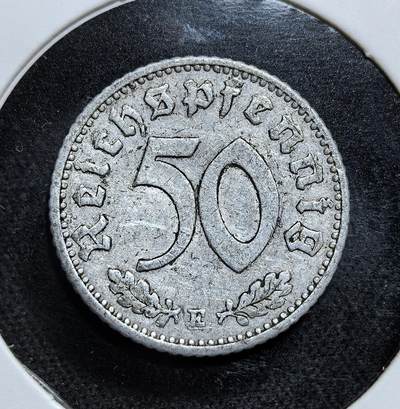 外国优质老铜币纪念币银币专场，周六晚上九点倒数截拍，满百包邮，节前出差在外，5月3日统一发货,可寄存半年，喜欢朋友微信扫描二维码可直接参拍 纳粹德国1935年50芬尼E版，正面为帝国鹰徽，背面是面值与橡叶饰，是希特勒上台后扩军备战时期的流通货币，见证了纳粹德国早期的经济与社会背景。