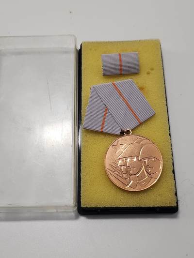 南水社第5次拍卖  东德国家人民军战友兄弟”铜级奖章 原盒原品 章体完好 实拍如图
