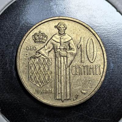 外国优质老铜币纪念币银币专场，周六晚上九点倒数截拍，满百包邮，节前出差在外，5月3日统一发货,可寄存半年，喜欢朋友微信扫描二维码可直接参拍 摩纳哥1962年10 生丁铜币。正面为兰尼埃三世亲王头像，背面是圣德沃特（摩纳哥守护圣徒）持剑盾像与 “Deo Juvante”（蒙神助）格言，是公国独立货币体系的典型代表。