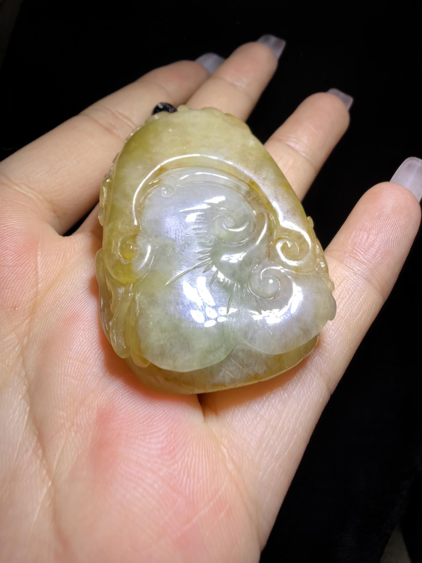 精选天然黄翡龙牌，色泽温润如蜜，通透莹亮。整料随形巧雕，龙纹苍劲灵动，盘曲间尽展威严；背面如意纹饰，线条流畅，寓意顺遂安康。黄翡为“金”，龙主祥瑞，金运与贵气相融，是随身护佑的雅器，亦是收藏赏玩的佳选。5.2cm*3.5cm*1.3cm