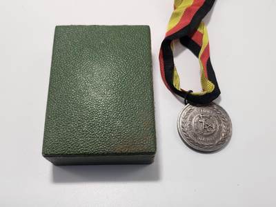 南水社第5次拍卖  东德（DDR）边防部队“前进”体育协会纪念章 原盒原品 带绶带 章体完好 实拍如图