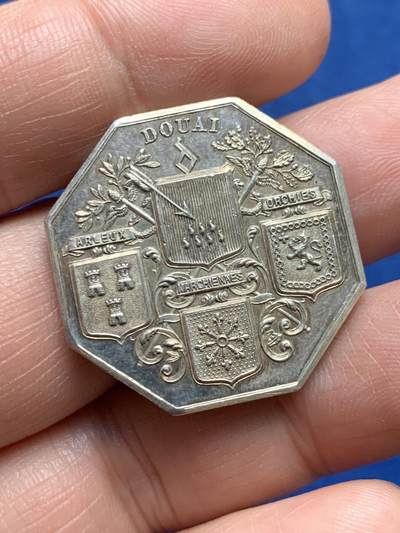 《竞宝斋》第485场 周日，周一，周二 3场连拍 （全场包邮）20级店铺 欢迎送拍 法国杜埃商会八角银质代币，13.41g，28.7mm，丰饶角1argent边铭