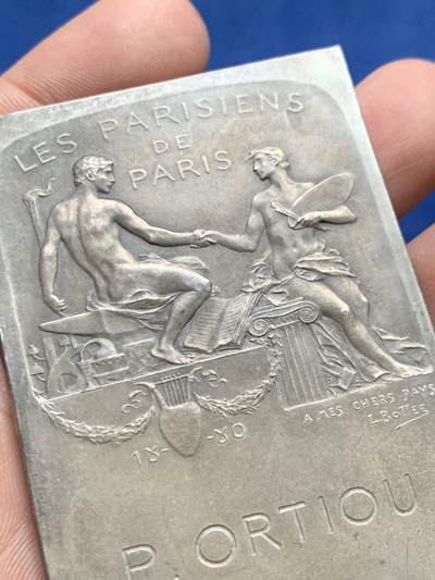 《竞宝斋》第485场 周日，周一，周二 3场连拍 （全场包邮）20级店铺 欢迎送拍 名家名作bottee 1900年法国《巴黎的巴黎人》镀银铜章  MAIRE章牌目录136号作品，正面左上方与背面右中下方 双签名  定制款 稀有 95.5克 48.5*70.2mm 丰饶角铜标