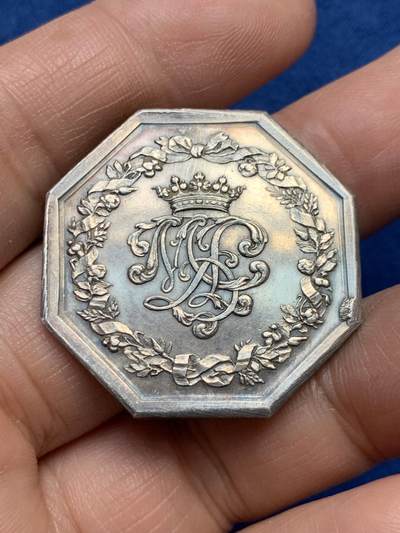 《竞宝斋》第485场 周日，周一，周二 3场连拍 （全场包邮）20级店铺 欢迎送拍 法国蓬巴杜伯爵夫人家族双狮鹫纹章八角银质代币，17.22g，32.9mm，丰饶角边铭