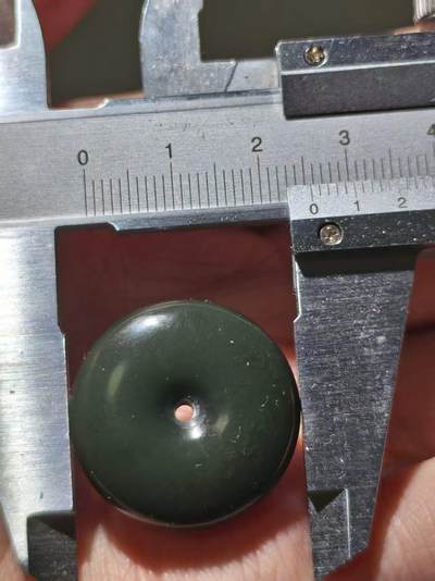 星盘世界钱币 5.2年度精品币大拍 一周年抽奖活动 格尔木蓝调黑青玉平安扣，玉质细腻油润，非常可爱的一枚小平安扣，包和田玉包新疆料原坑无优化支持各大检测机构检测