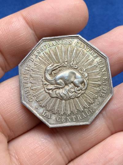 《竞宝斋》第485场 周日，周一，周二 3场连拍 （全场包邮）20级店铺 欢迎送拍 法国中央保险公司八角银质jeton，19.57g，34.1mm，蜜蜂边铭