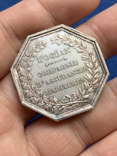 《竞宝斋》第485场 周日，周一，周二 3场连拍 （全场包邮）20级店铺 欢迎送拍 法国海洋保险公司八角银质代币，早期无扇贝海王版本，19.22g，33.5mm，1842-1845船首边铭