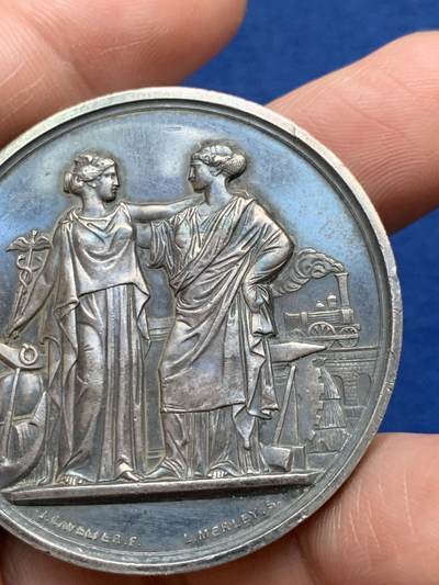 《竞宝斋》第485场 周日，周一，周二 3场连拍 （全场包邮）20级店铺 欢迎送拍 法国巴黎国家商会银章，组成法国巴黎银行的四家银行之一，47.85g，44.8mm，蜜蜂边铭