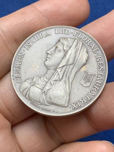 《竞宝斋》第485场 周日，周一，周二 3场连拍 （全场包邮）20级店铺 欢迎送拍 法国图卢兹花卉节银质代币，22.6g，35.6mm，丰饶角边铭