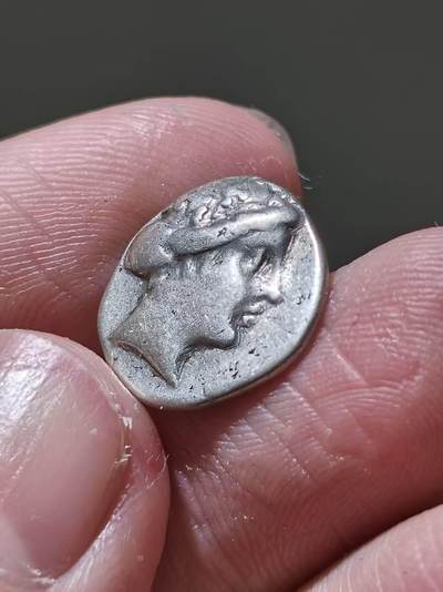 星盘世界钱币 5.2年度精品币大拍 一周年抽奖活动 古希腊 水泽仙女银币 埃维亚岛 西斯提娅城造 公元前196-146年 面值2/3德拉克马。十分优雅，值得收藏