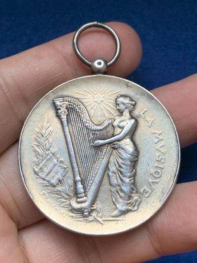 《竞宝斋》第485场 周日，周一，周二 3场连拍 （全场包邮）20级店铺 欢迎送拍 1905年法国音乐节银质纪念章 31.45克 40.2mm 菱形银标