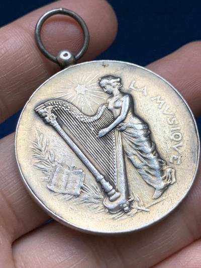 《竞宝斋》第485场 周日，周一，周二 3场连拍 （全场包邮）20级店铺 欢迎送拍 1905年法国音乐节银质纪念章 31.45克 40.2mm 菱形银标