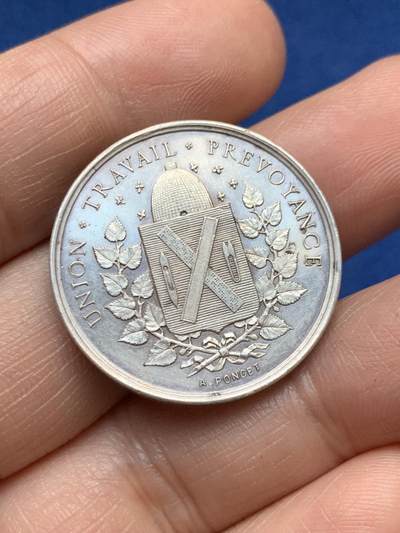 《竞宝斋》第485场 周日，周一，周二 3场连拍 （全场包邮）20级店铺 欢迎送拍 法国里昂丝绸工人互助会银质代币，13g，28.5mm，丰饶角边铭