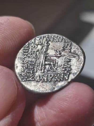 星盘世界钱币 5.2年度精品币大拍 一周年抽奖活动 美品！安息帝国（帕提亚） 长寿王 希纳特鲁斯 一德拉克马银币 公元前75-69年。 帕提亚“黑暗时期”的关键人物。此人在米特拉达梯2世死后，在斯基泰人的帮助下，于80岁的高龄得到皇位，因此钱币上也标识了斯基泰人的鹿角。