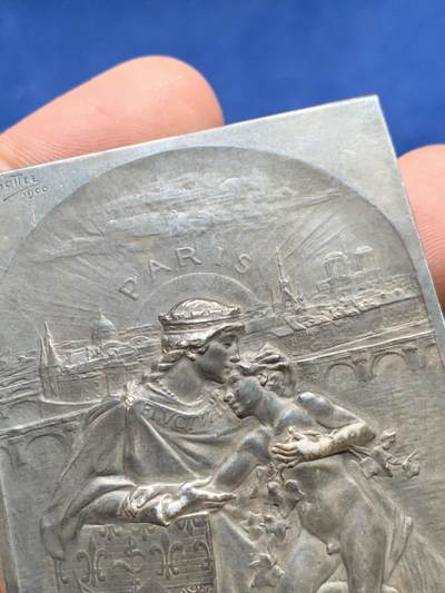 《竞宝斋》第485场 周日，周一，周二 3场连拍 （全场包邮）20级店铺 欢迎送拍 名家名作bottee 1900年法国《巴黎的巴黎人》镀银铜章  MAIRE章牌目录136号作品，正面左上方与背面右中下方 双签名  定制款 稀有 95.5克 48.5*70.2mm 丰饶角铜标