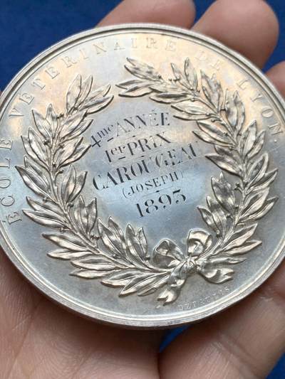 《竞宝斋》第485场 周日，周一，周二 3场连拍 （全场包邮）20级店铺 欢迎送拍 法国里昂兽医学院银章，创始人克劳德·布尔热拉头像，高浮雕，111.9g，63mm，丰饶角边铭